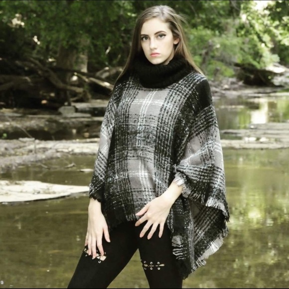 Turtleneck poncho - Picture 5 of 6